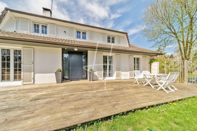 Maison - 277 m² - 9 pièces