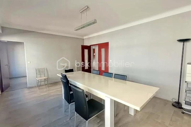 Maison - 230 m² - 8 pièces