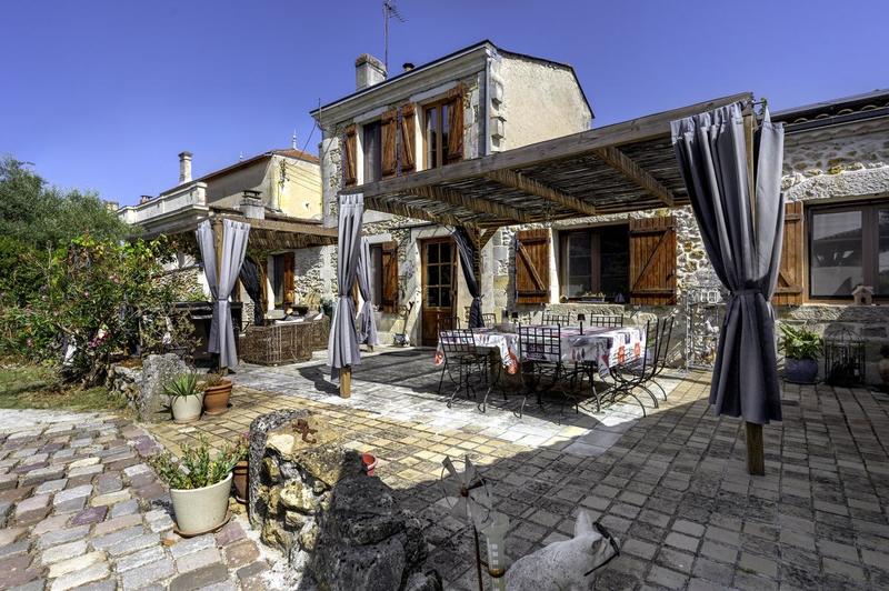 Maison - 260 m² - 8 pièces