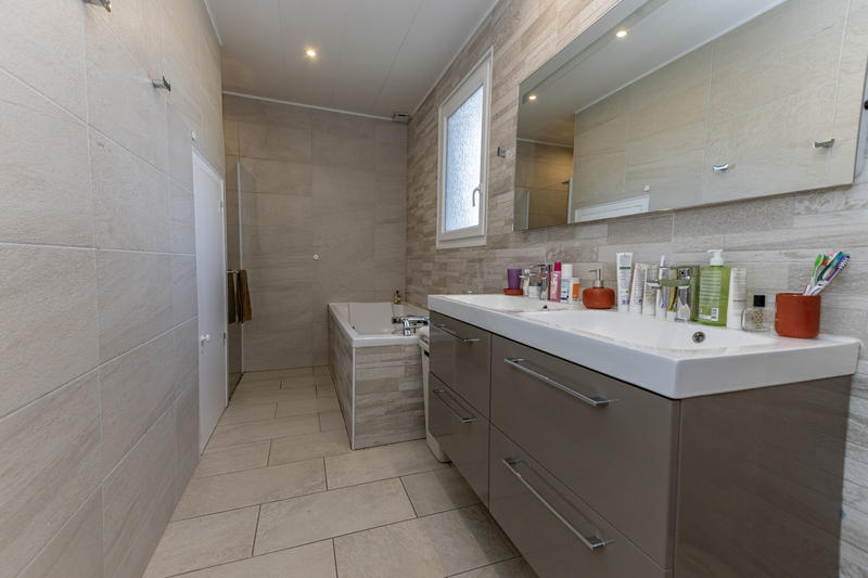 Maison - 260 m² - 8 pièces