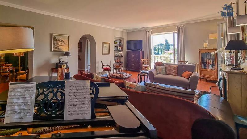 Maison - 377 m² - 12 pièces