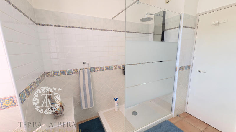 Propriété - 330 m² - 6 pièces