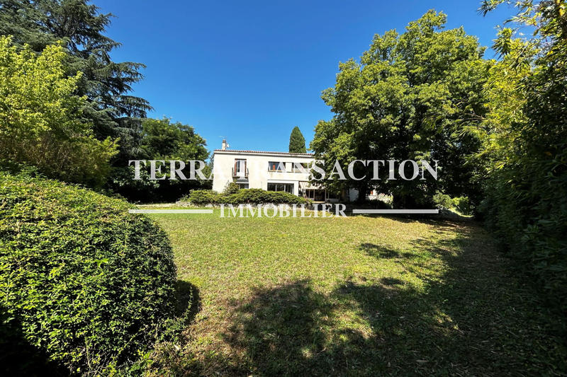 Propriété - 260 m² - 11 pièces