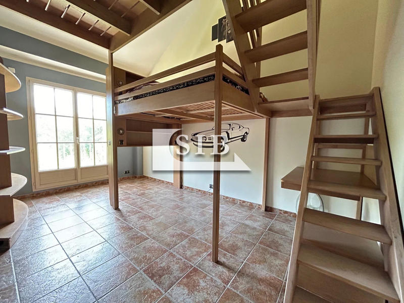 Maison - 238 m² - 9 pièces