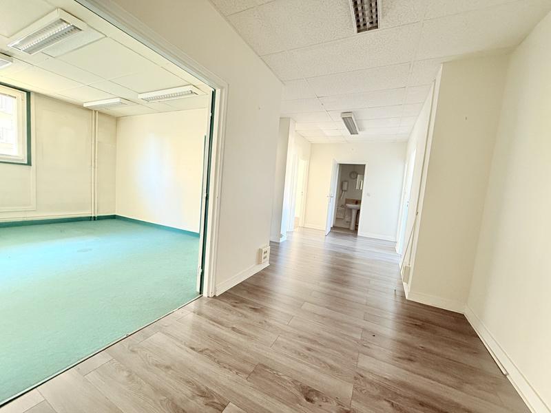 Local d'activités - 84 m² - 5 pièces