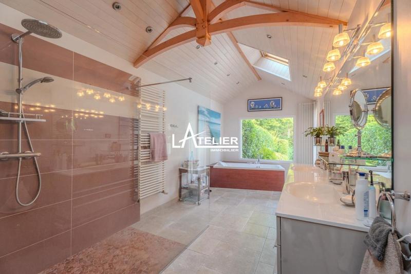 Maison - 230 m² - 8 pièces