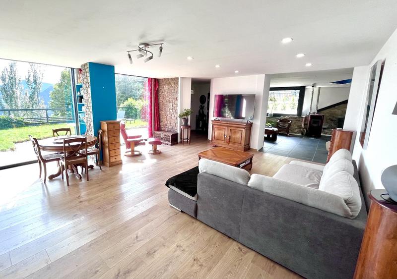 Maison - 475 m² - 8 pièces