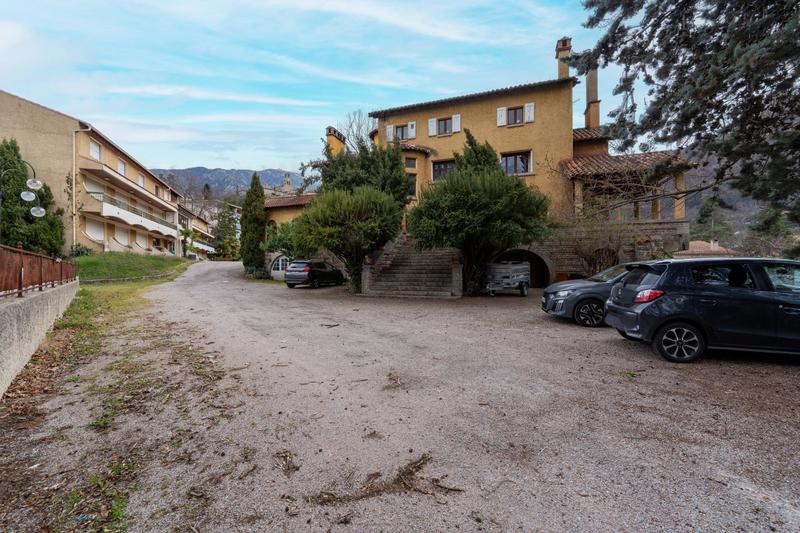 Maison - 421 m² - 14 pièces