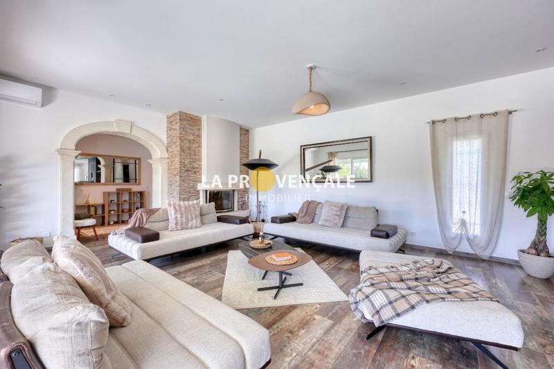 Maison traditionnelle - 250 m² - 6 pièces