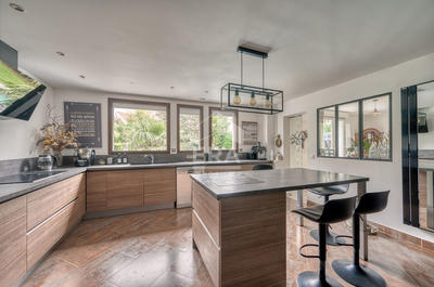 Maison - 285 m² - 8 pièces