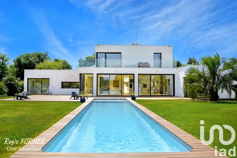 Maison - 240 m² - 8 pièces