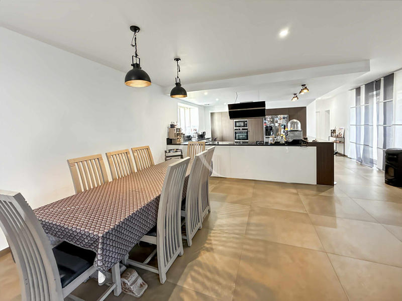 Maison - 211 m² - 8 pièces