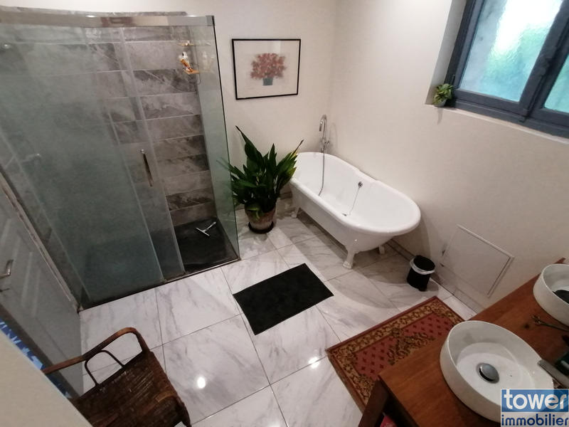 Propriété - 378 m² - 10 pièces