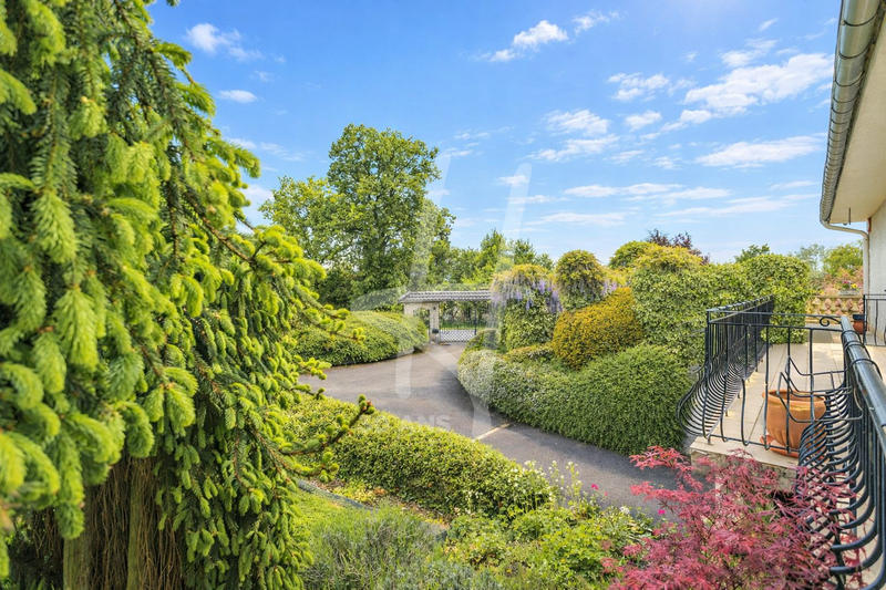 Maison - 300 m² - 6 pièces