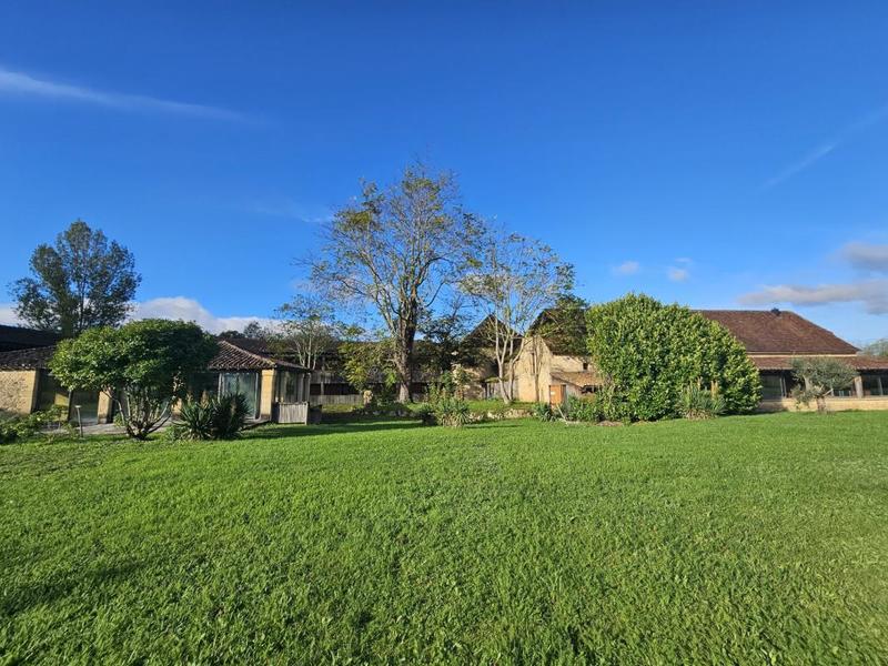 Maison - 2 135 m² - 52 pièces