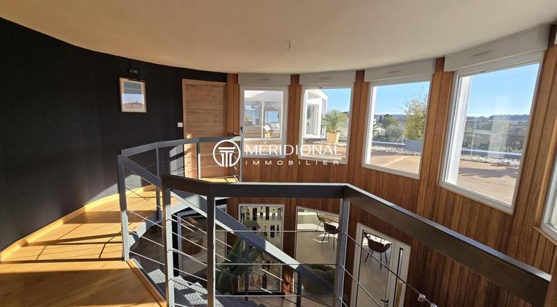 Maison - 460 m² - 6 pièces