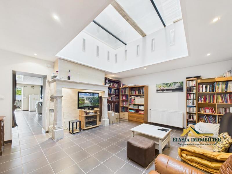 Demeure - 259 m² - 9 pièces