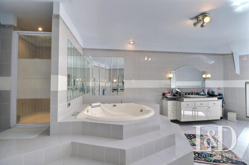 Maison - 425 m² - 14 pièces