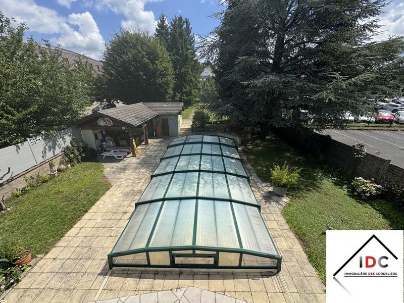 Maison - 418 m² - 10 pièces