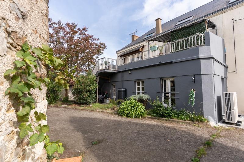 Demeure - 249 m² - 17 pièces