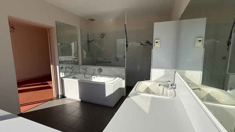 Maison - 235 m² - 7 pièces