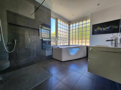 Villa - 205 m² - 6 pièces