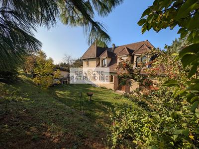 Maison traditionnelle - 203 m² - 9 pièces