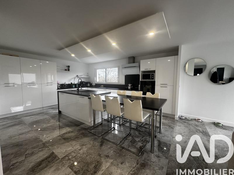 Maison - 203 m² - 6 pièces