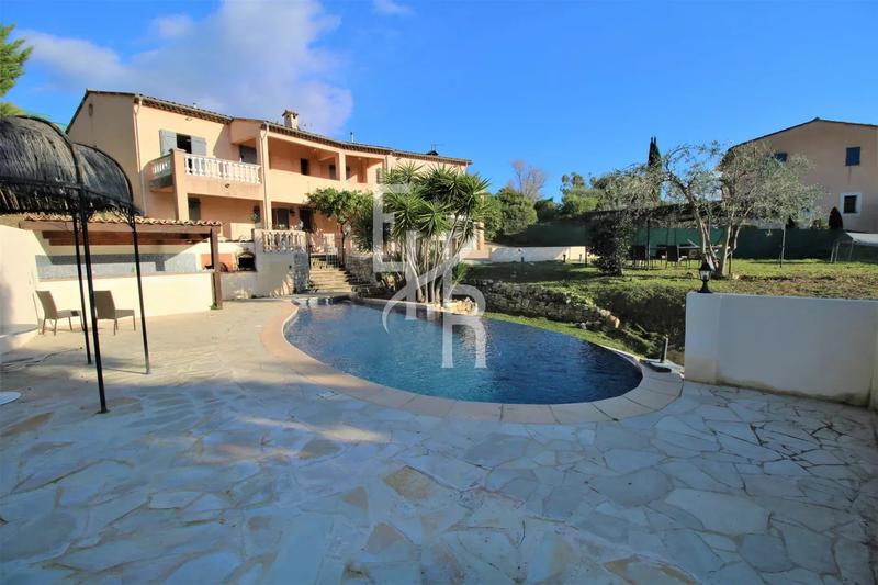 Maison - 220 m² - 8 pièces