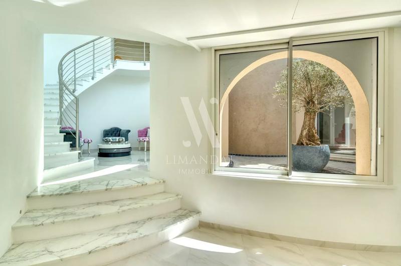 Villa - 646 m² - 10 pièces