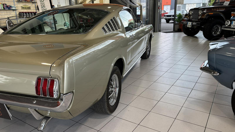 Ford Mustang Fastback 289 ci V8 champagne 1965