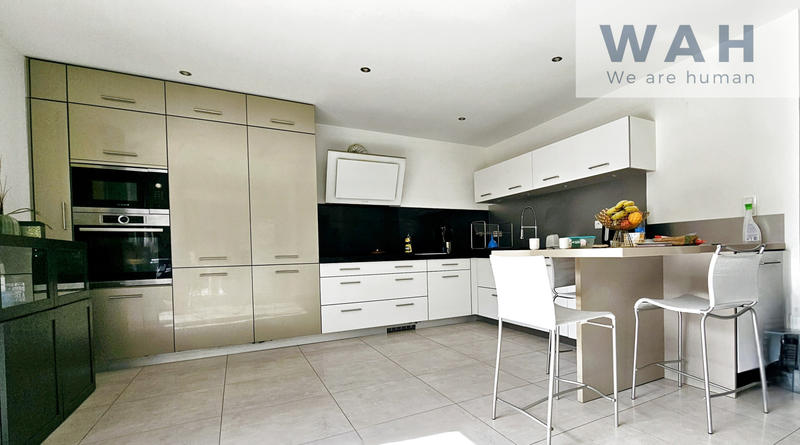 Maison - 312 m² - 12 pièces