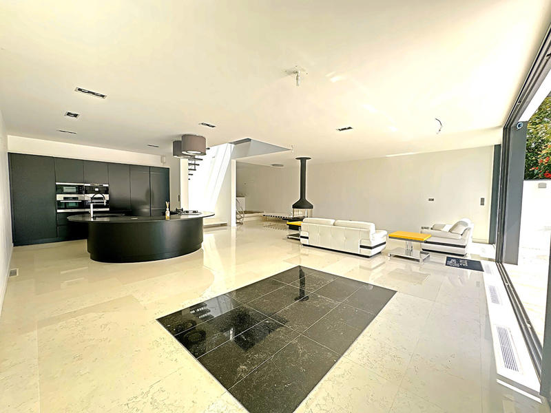 Maison - 328 m² - 5 pièces