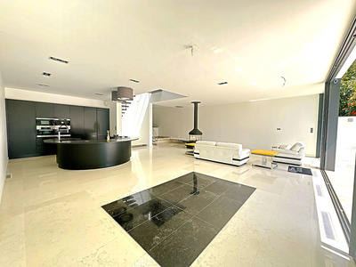 Maison - 328 m² - 5 pièces