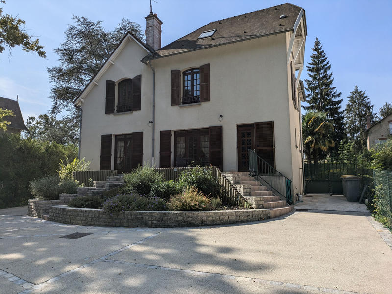 Maison - 218 m² - 11 pièces