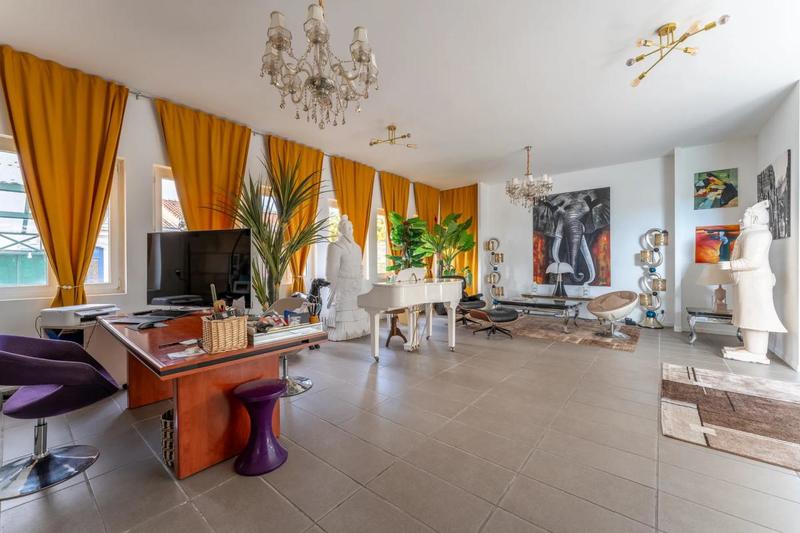 Maison - 394 m² - 5 pièces