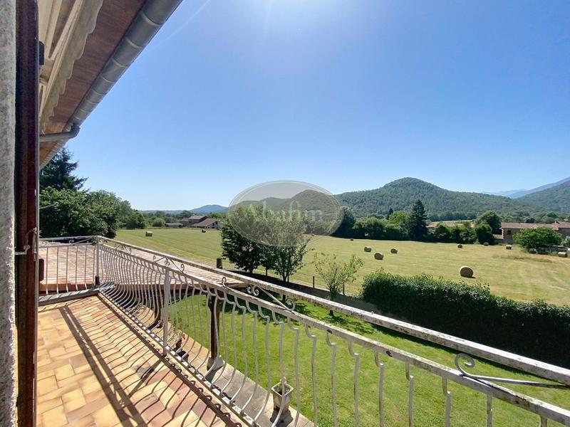 Maison - 230 m² - 6 pièces