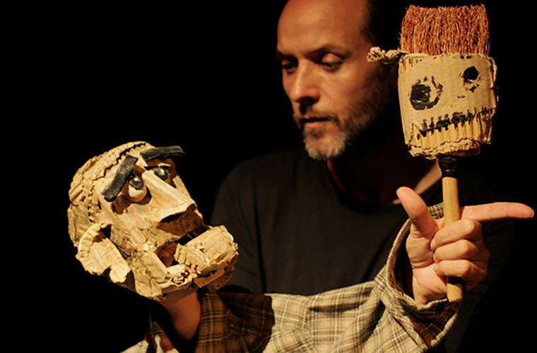 Parias, 🎭 Théâtre de marionnettes pour adultes