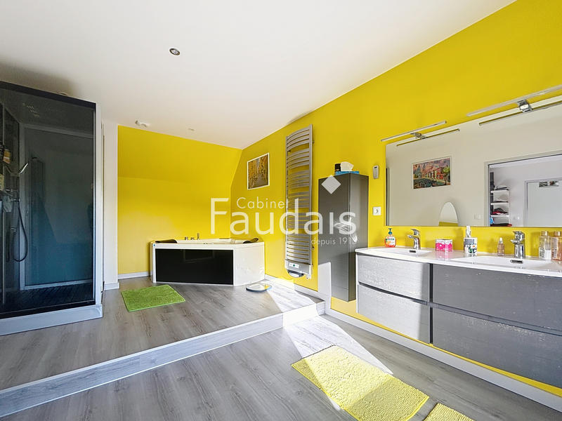 Maison - 246 m² - 8 pièces