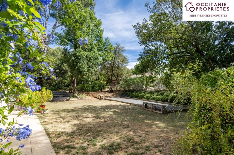 Propriété - 345 m² - 9 pièces