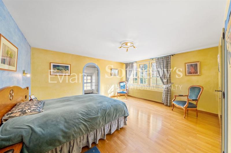 Maison - 300 m² - 11 pièces