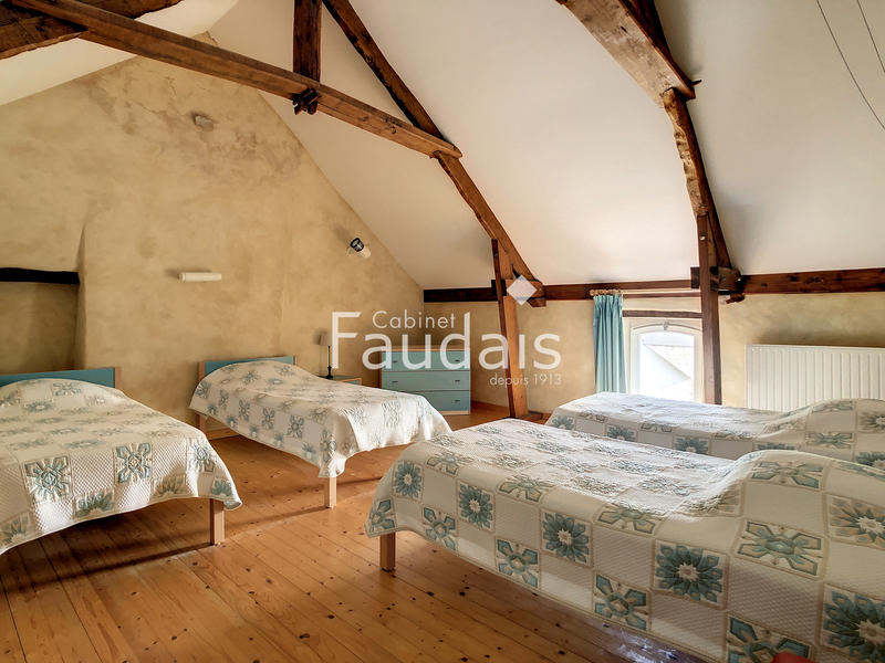 Maison - 1 014 m² - 34 pièces