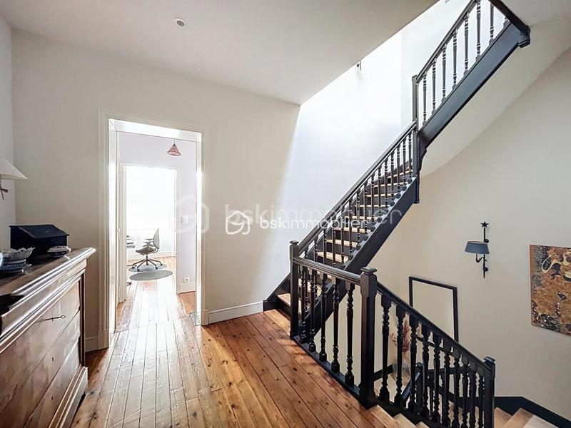 Propriété - 244 m² - 9 pièces