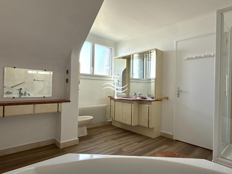 Maison - 219 m² - 7 pièces