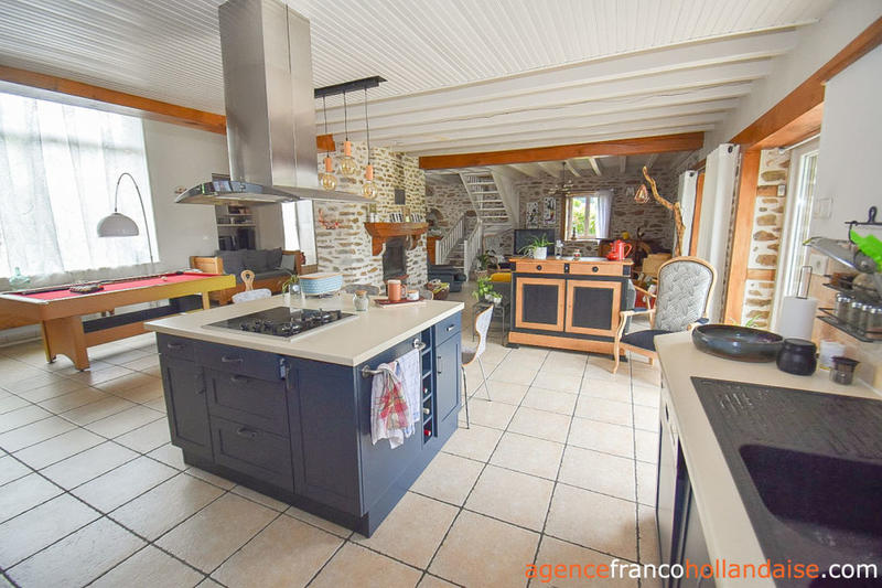 Maison - 216 m² - 9 pièces