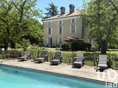 Maison - 729 m² - 23 pièces