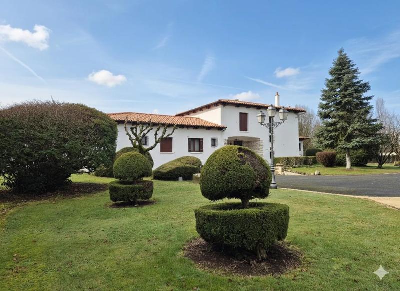 Demeure - 600 m² - 11 pièces