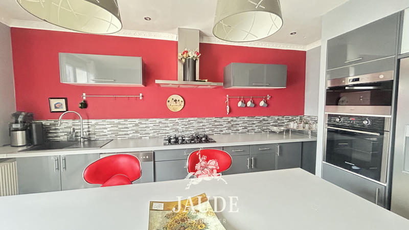 Maison - 277 m² - 8 pièces