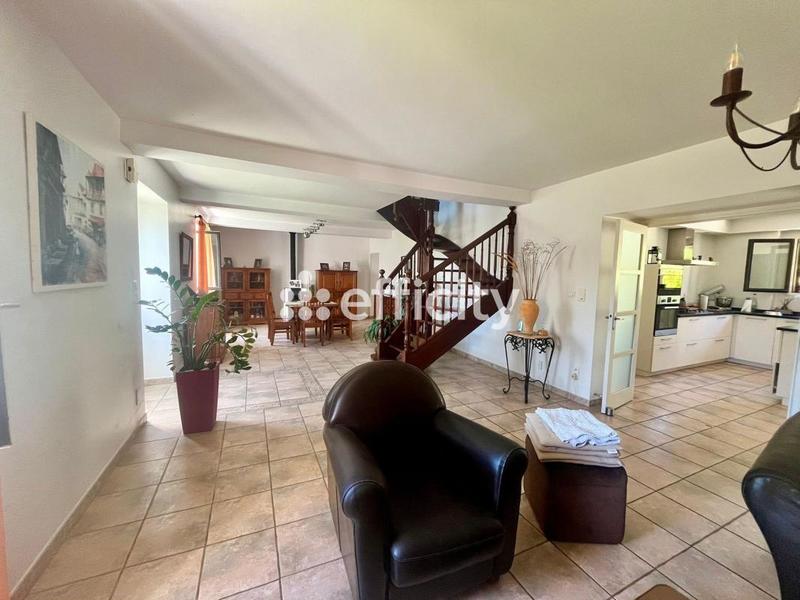 Maison - 213 m² - 5 pièces