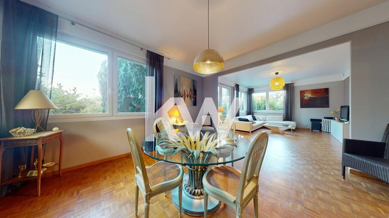 Maison - 270 m² - 8 pièces